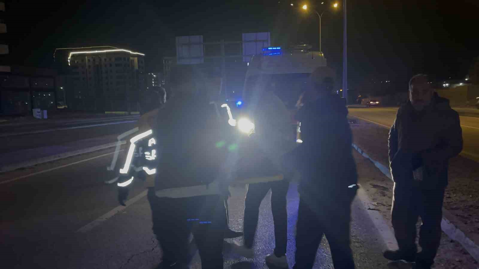 Karşıya geçmek isterken otomobilin çarptığı kadın ağır yaralandı
