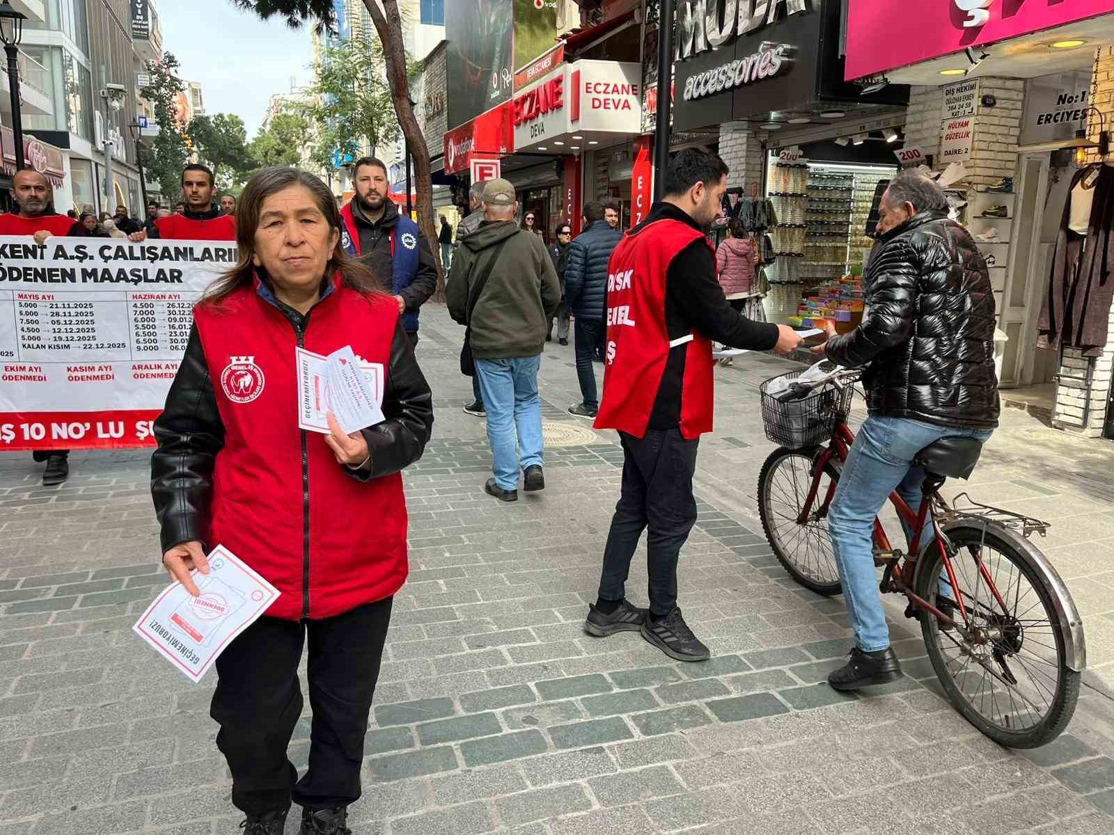 Karşıyaka Belediyesinde maaş alamayan işçiler sokağa döküldü
