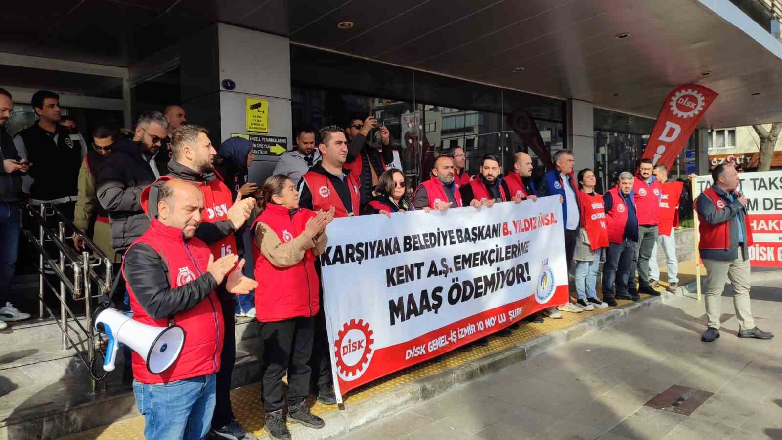 Karşıyaka’da 7 aydır maaş alamayan işçiler belediye kapısında
