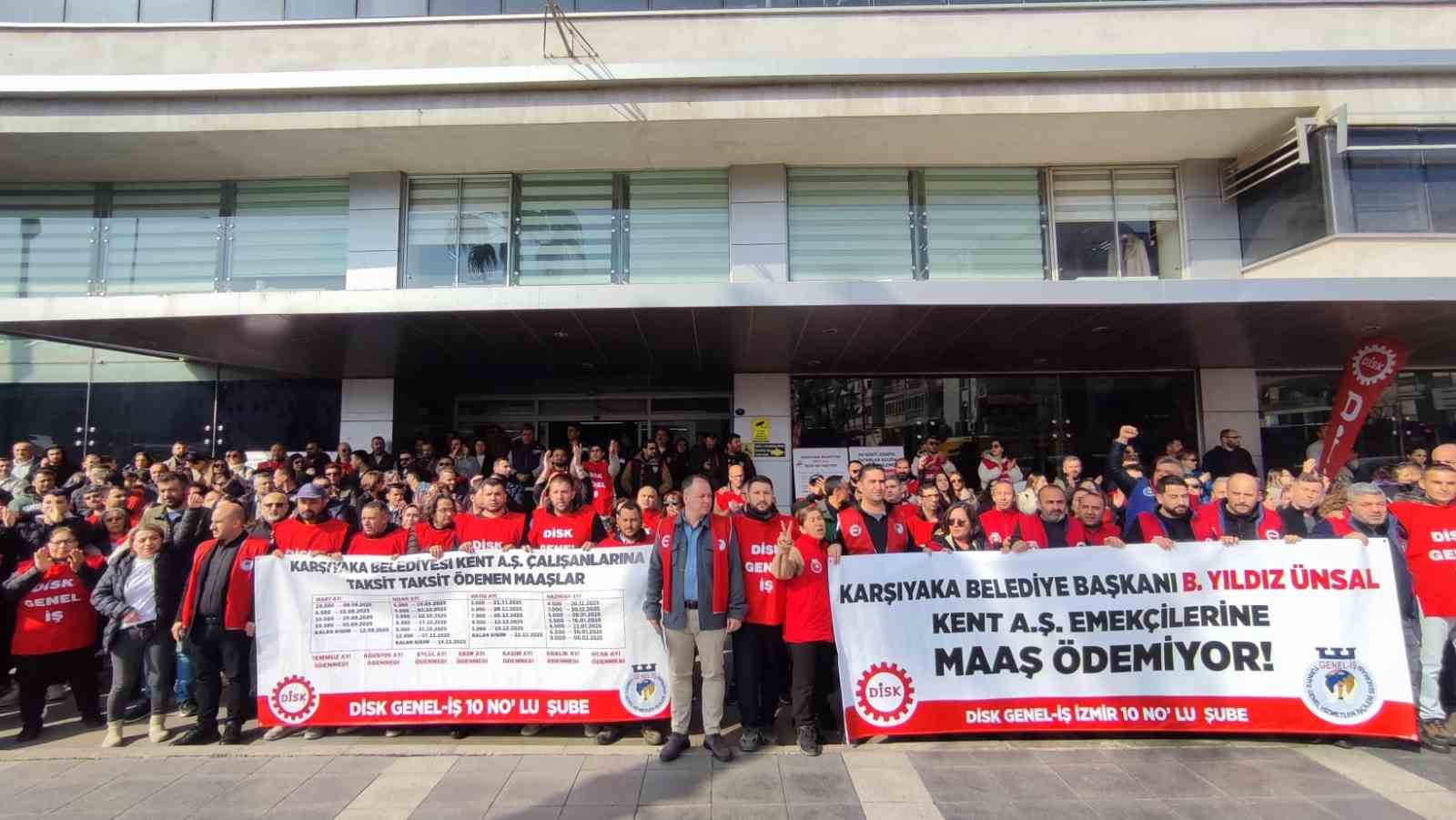 Karşıyaka’da 7 aydır maaş alamayan işçiler belediye kapısında
