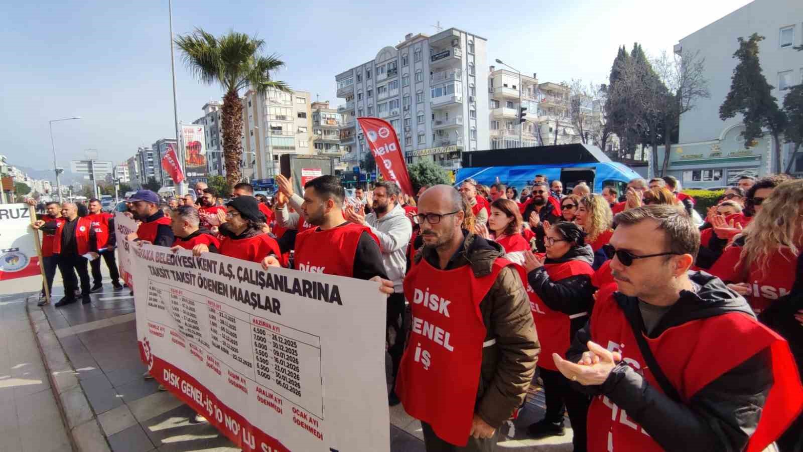 Karşıyaka’da 7 aydır maaş alamayan işçiler belediye kapısında
