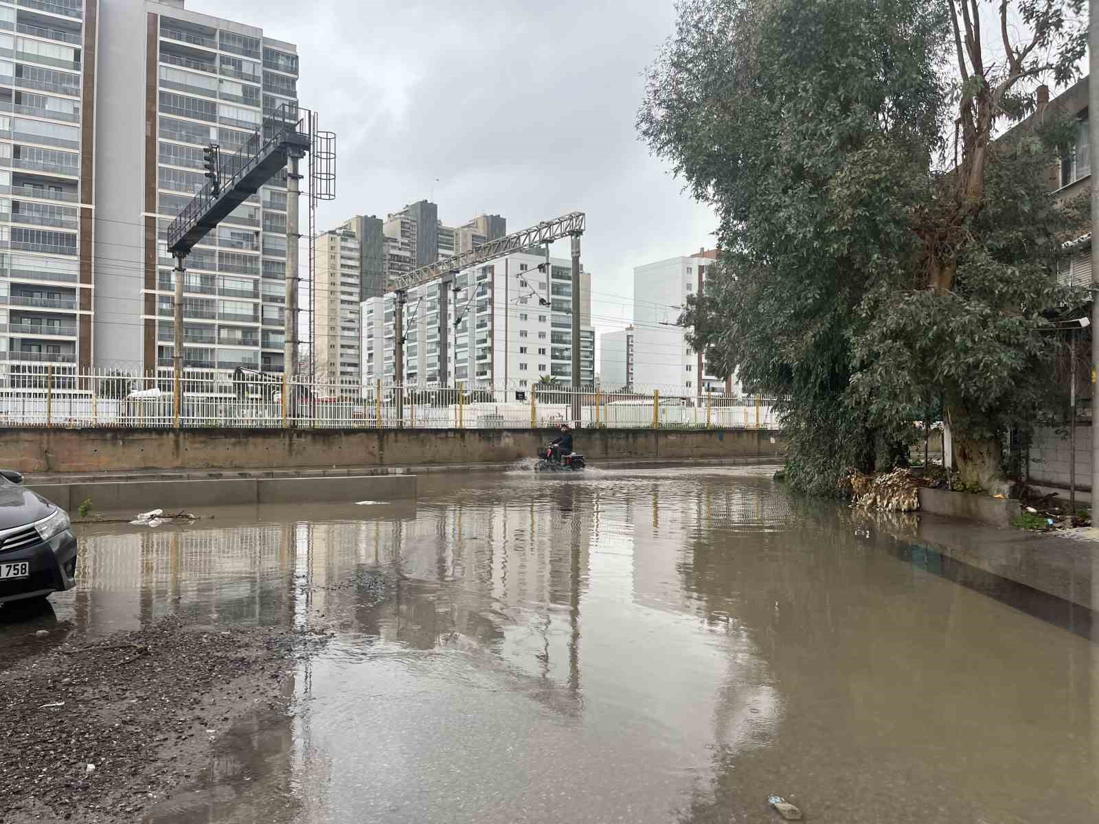 Karşıyaka’da sağanak sonrası sokaklar göle döndü
