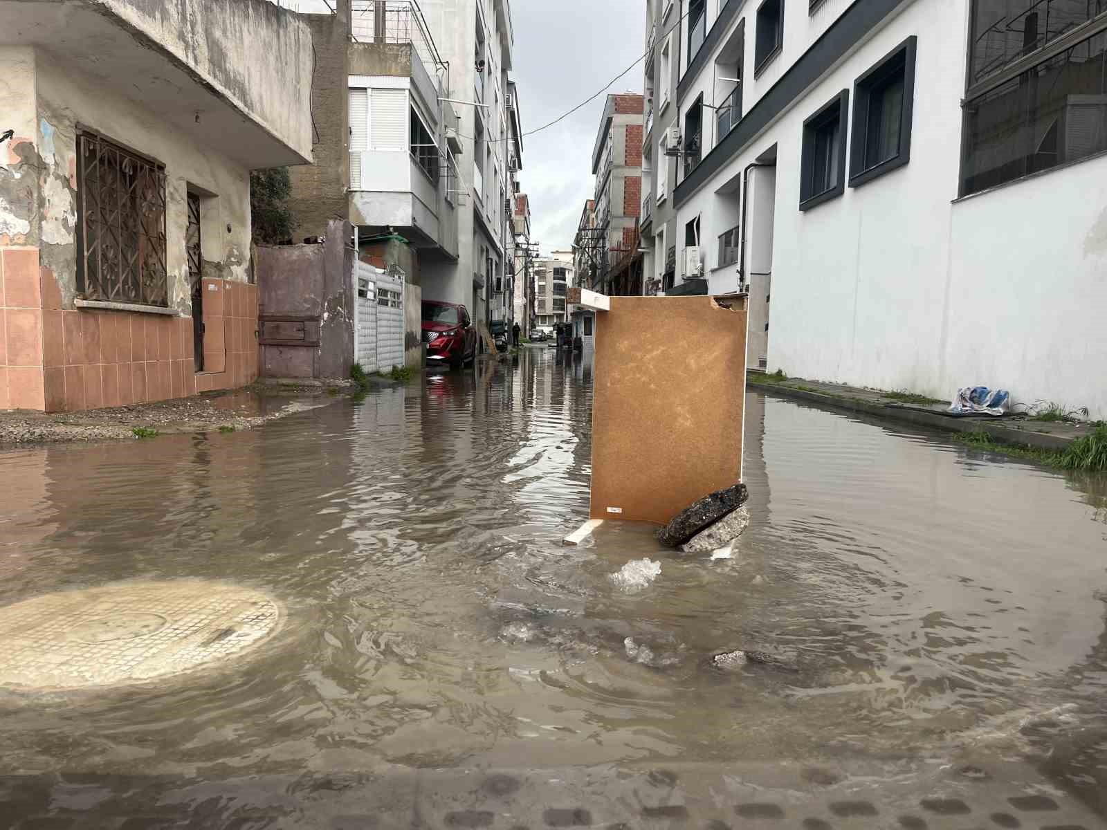 Karşıyaka’da sağanak sonrası sokaklar göle döndü
