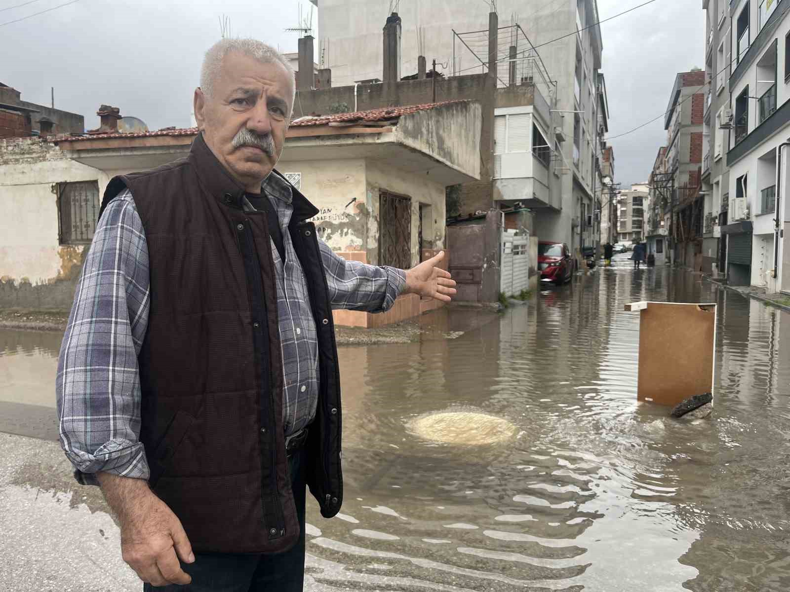 Karşıyaka’da sağanak sonrası sokaklar göle döndü
