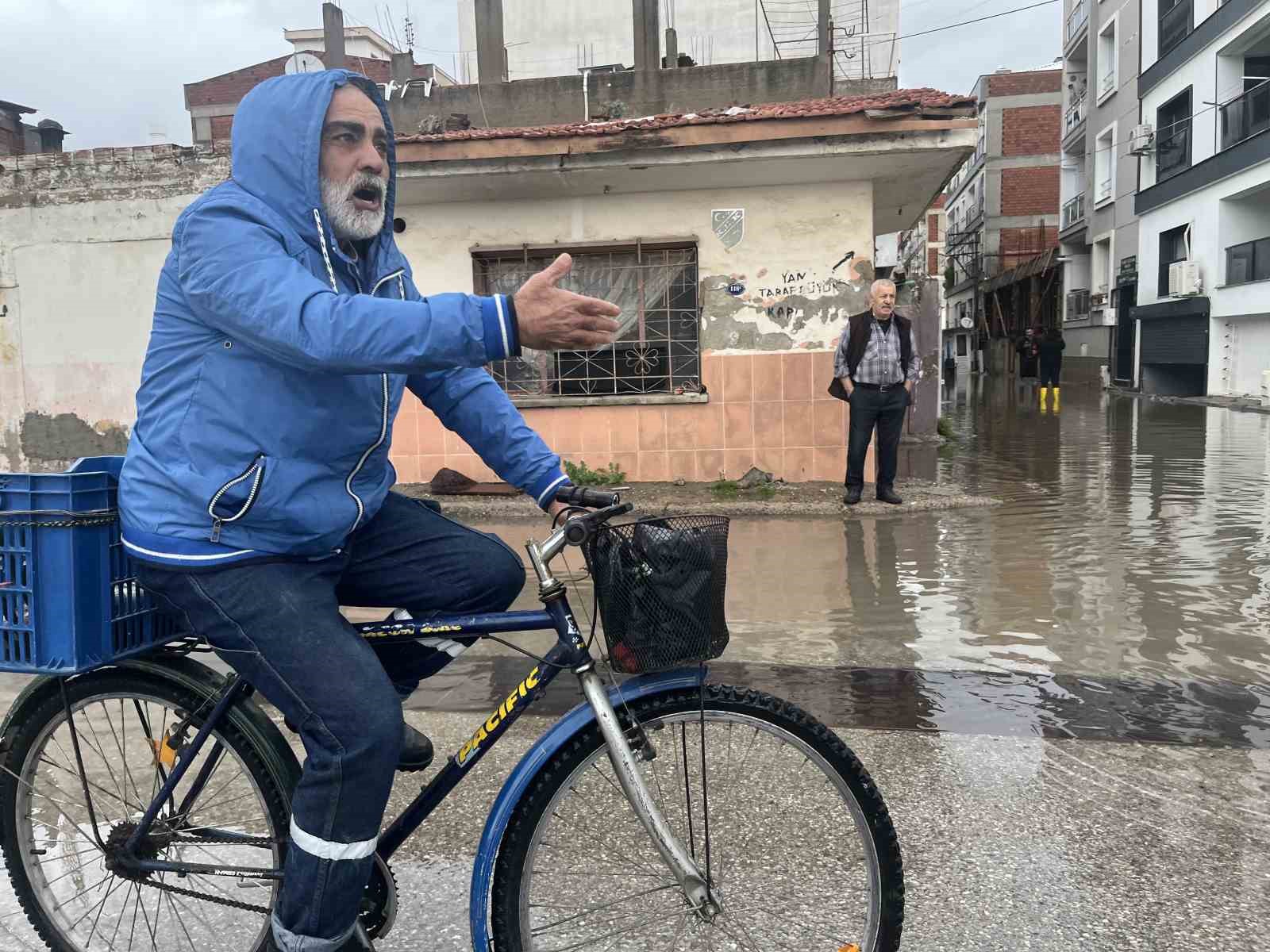 Karşıyaka’da sağanak sonrası sokaklar göle döndü
