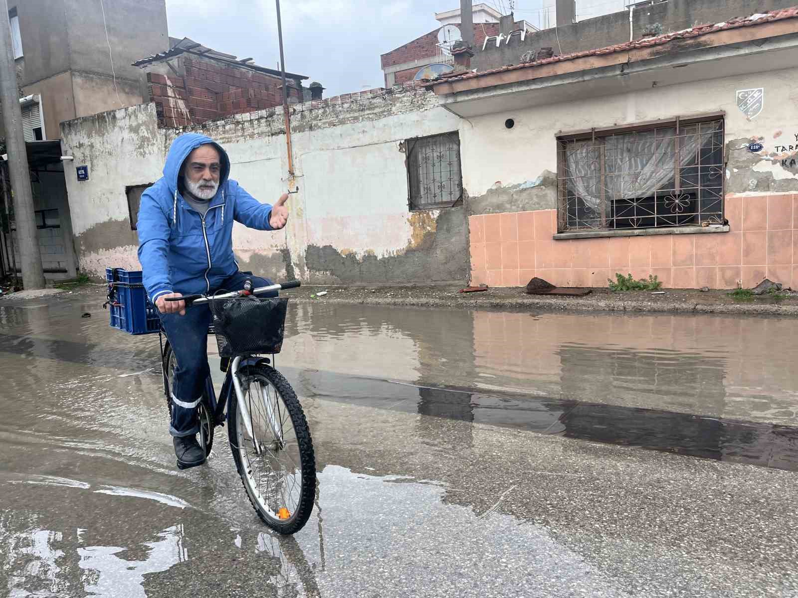 Karşıyaka’da sağanak sonrası sokaklar göle döndü
