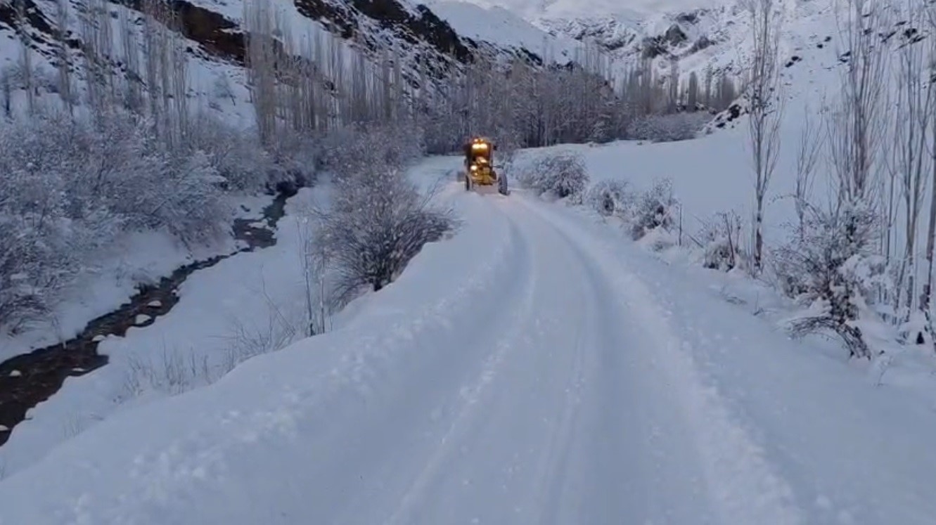 Kars’ta 130 köy yolu ulaşıma kapandı

