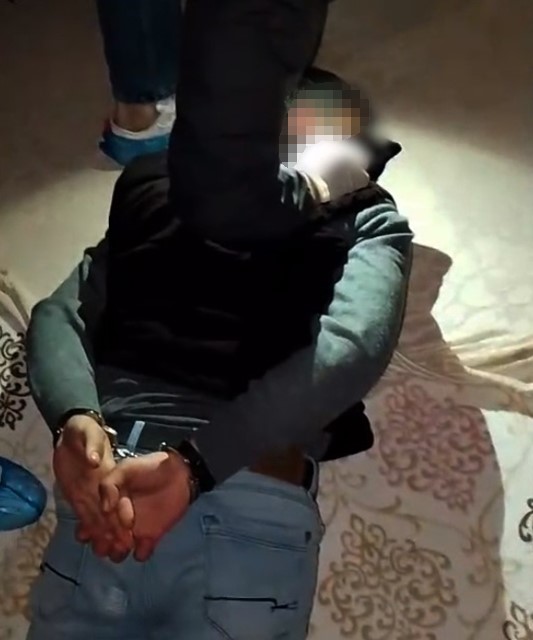 Kars’ta 17 yıl hapis cezalı firari suç makinesi, baza altında yakalandı
