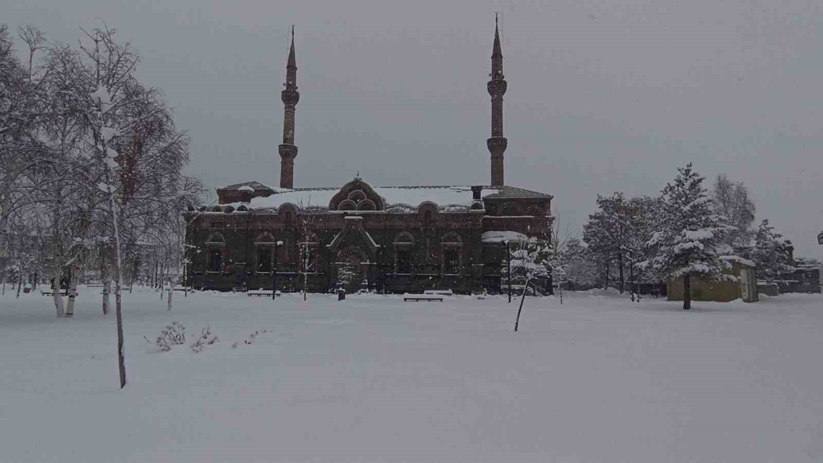 Kars’ta 212 köy yolu ulaşıma kapandı
