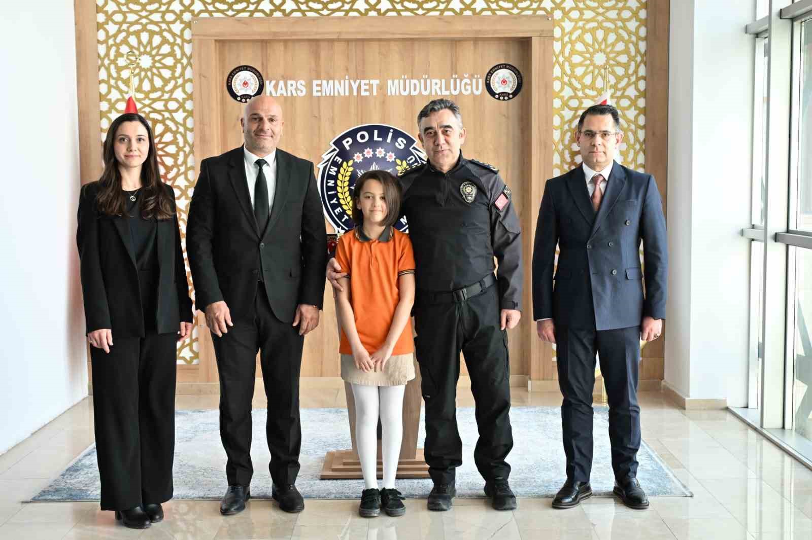 Kars’ta 23 Nisan coşkusu: İlkokul öğrencisi emniyet müdürü koltuğuna oturdu
