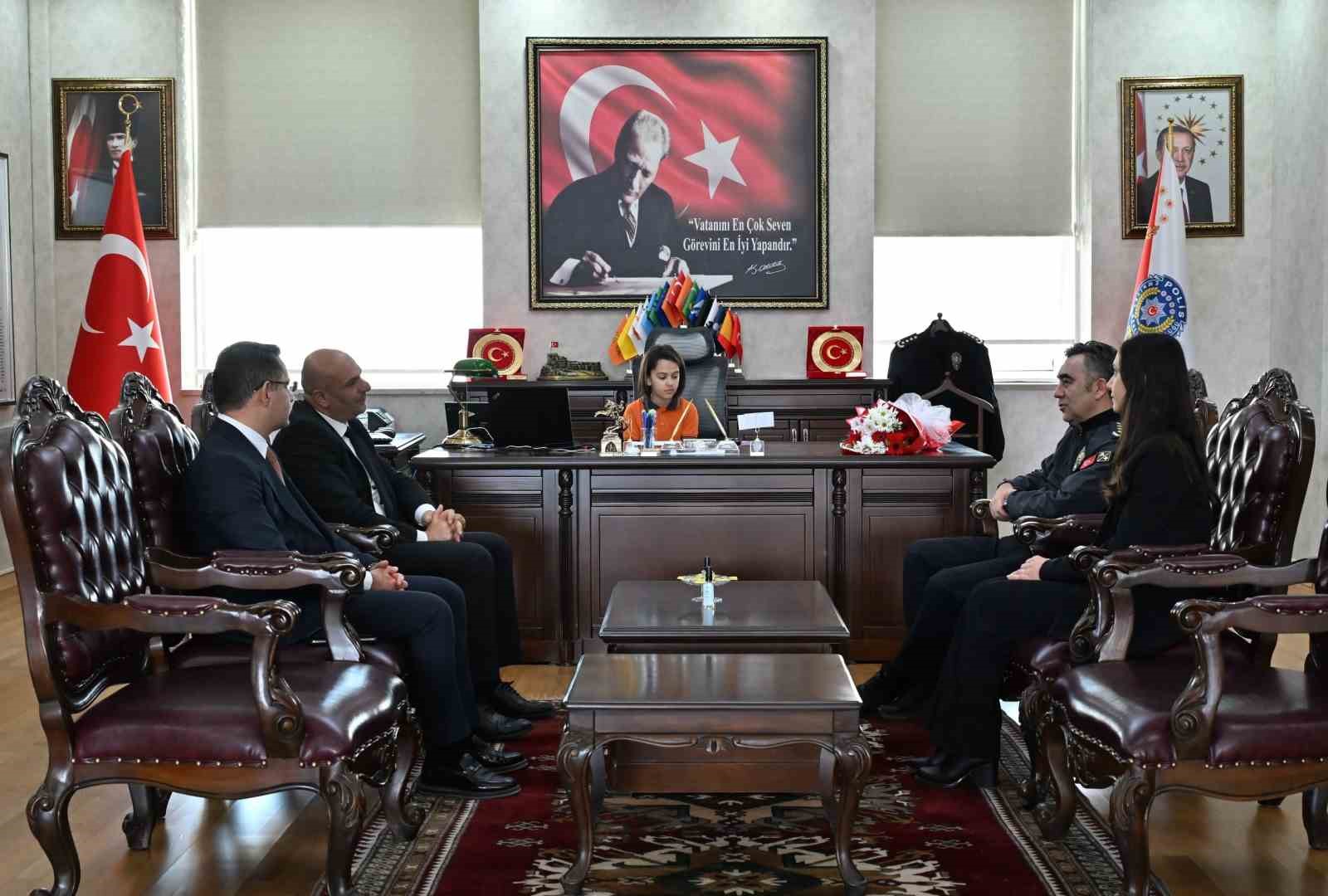 Kars’ta 23 Nisan coşkusu: İlkokul öğrencisi emniyet müdürü koltuğuna oturdu
