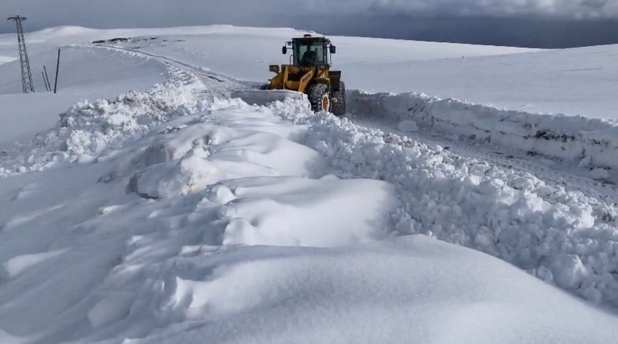Kars’ta 25 köy yolu ulaşıma kapandı, ekipler seferber oldu
