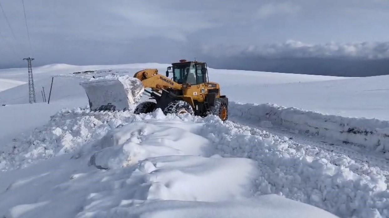Kars’ta 25 köy yolu ulaşıma kapandı, ekipler seferber oldu
