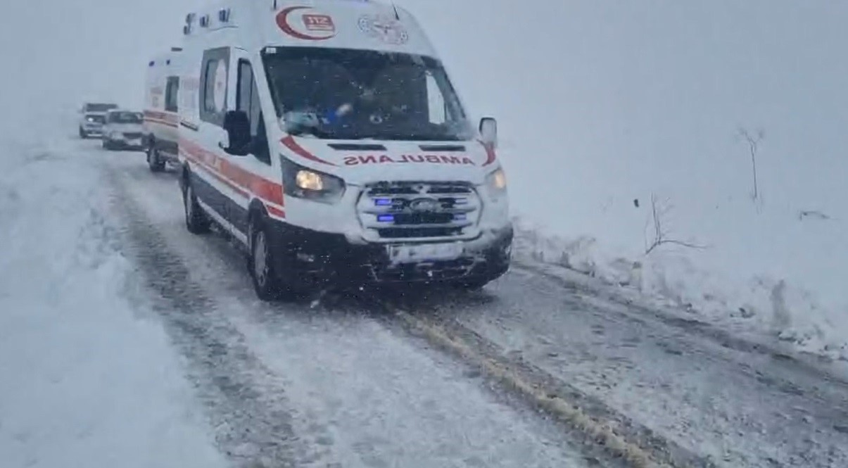 Kars’ta ambulanslara kar geçit vermedi
