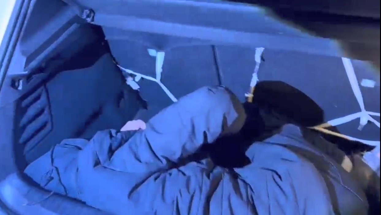 Kars’ta araçların bagajında 2 düzensiz göçmen yakalandı, 3 organizatör gözaltına alındı
