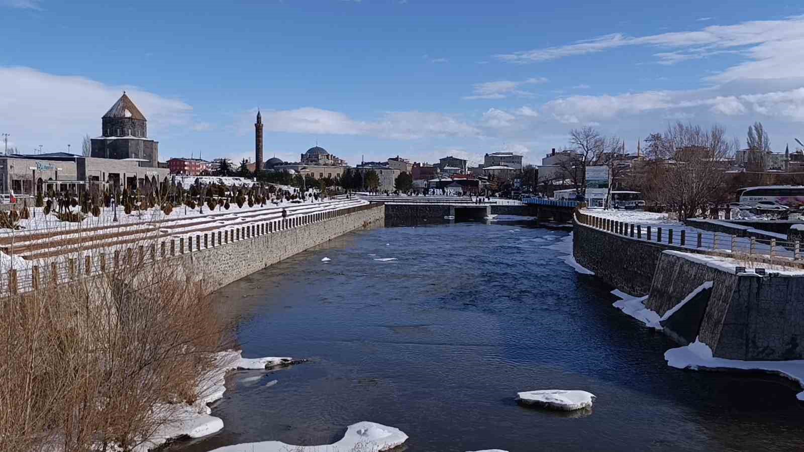 Kars’ta bahar havası: Güneşi gören kendisini dışarı attı
