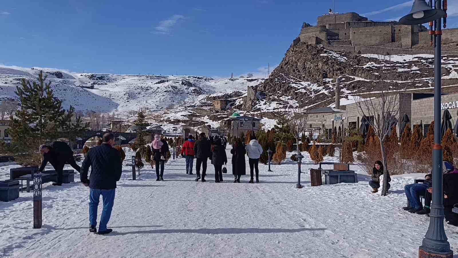 Kars’ta bahar havası: Güneşi gören kendisini dışarı attı
