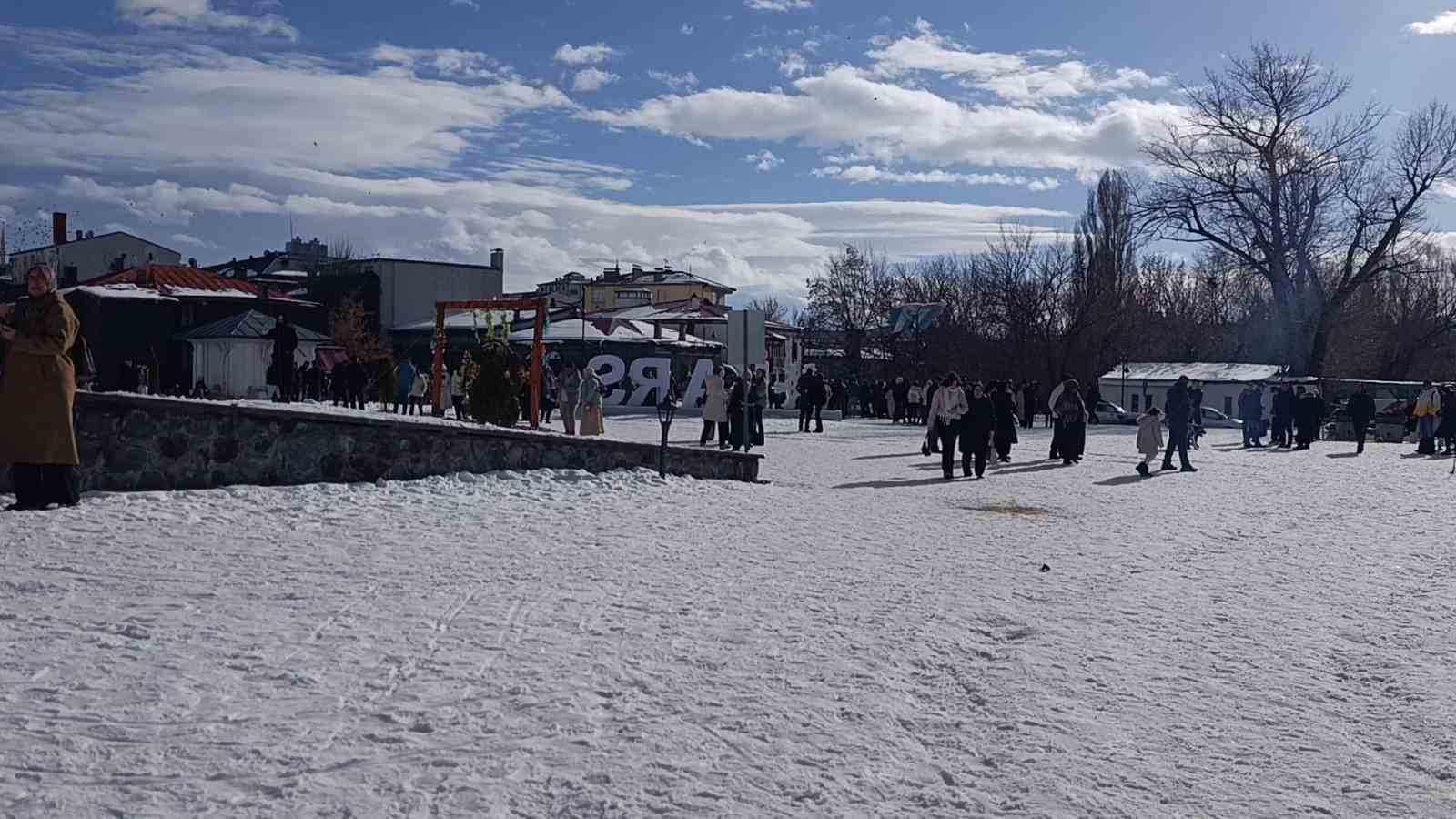 Kars’ta bahar havası: Güneşi gören kendisini dışarı attı
