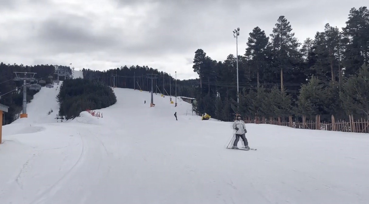Kars’ta bahar ortasında kayak keyfi: Sarıkamış’ta sezon nisanda da sürüyor
