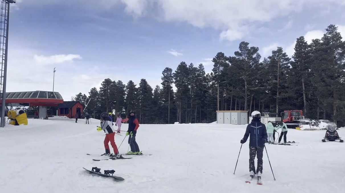 Kars’ta bahar ortasında kayak keyfi: Sarıkamış’ta sezon nisanda da sürüyor
