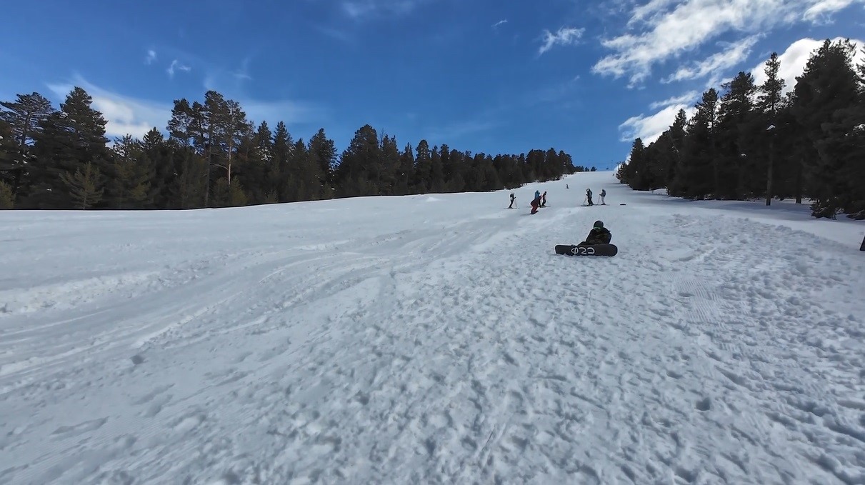 Kars’ta bahar ortasında kayak keyfi: Sarıkamış’ta sezon nisanda da sürüyor
