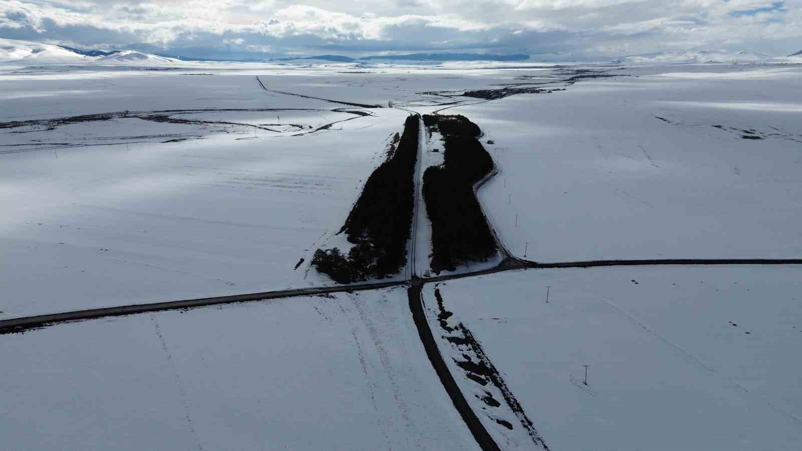 Kars’ta bahar ortasında kış manzarası: Benliahmet İstasyonu beyaza büründü
