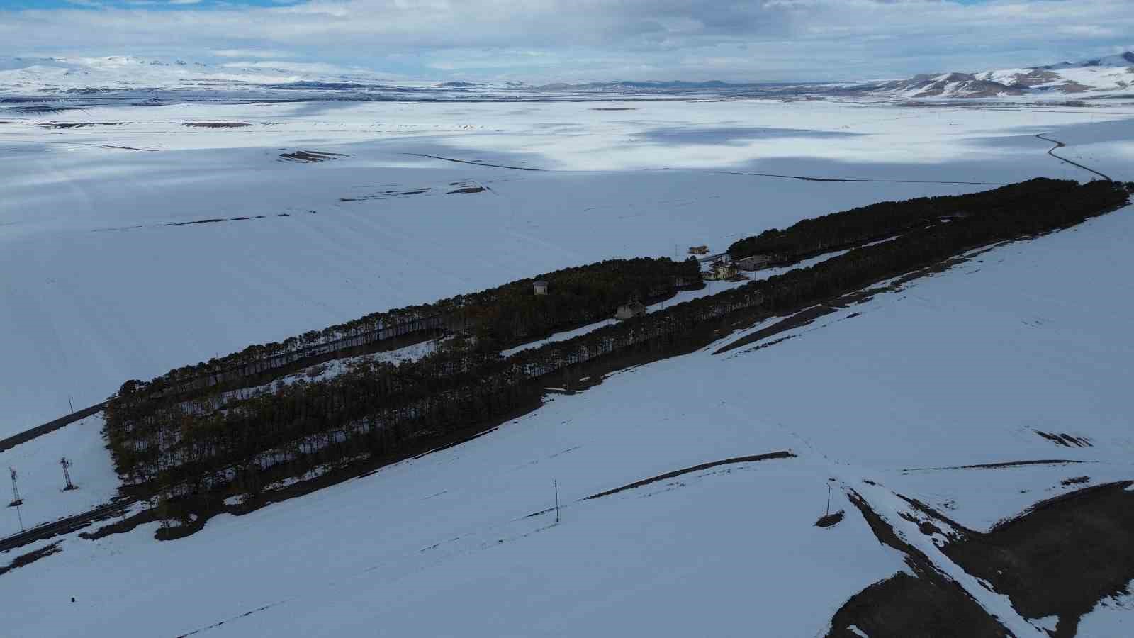 Kars’ta bahar ortasında kış manzarası: Benliahmet İstasyonu beyaza büründü
