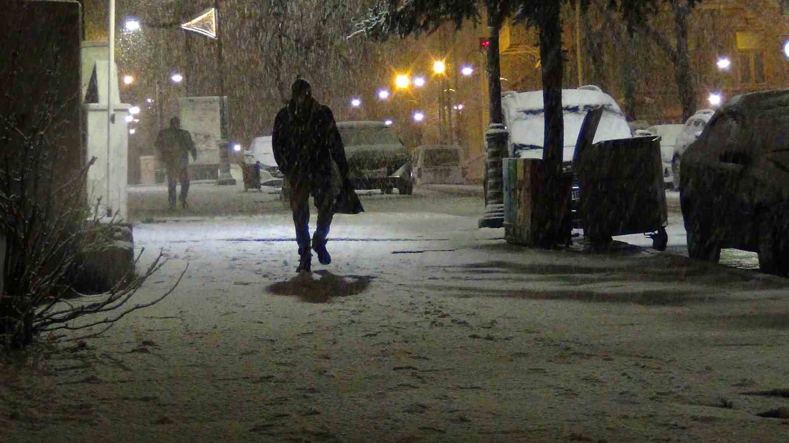 Kars’ta bahar yerini kışa bıraktı: Kar yağışı kenti beyaza bürüdü
