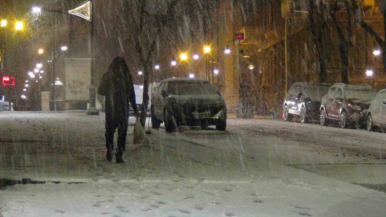 Kars’ta bahar yerini kışa bıraktı: Kar yağışı kenti beyaza bürüdü
