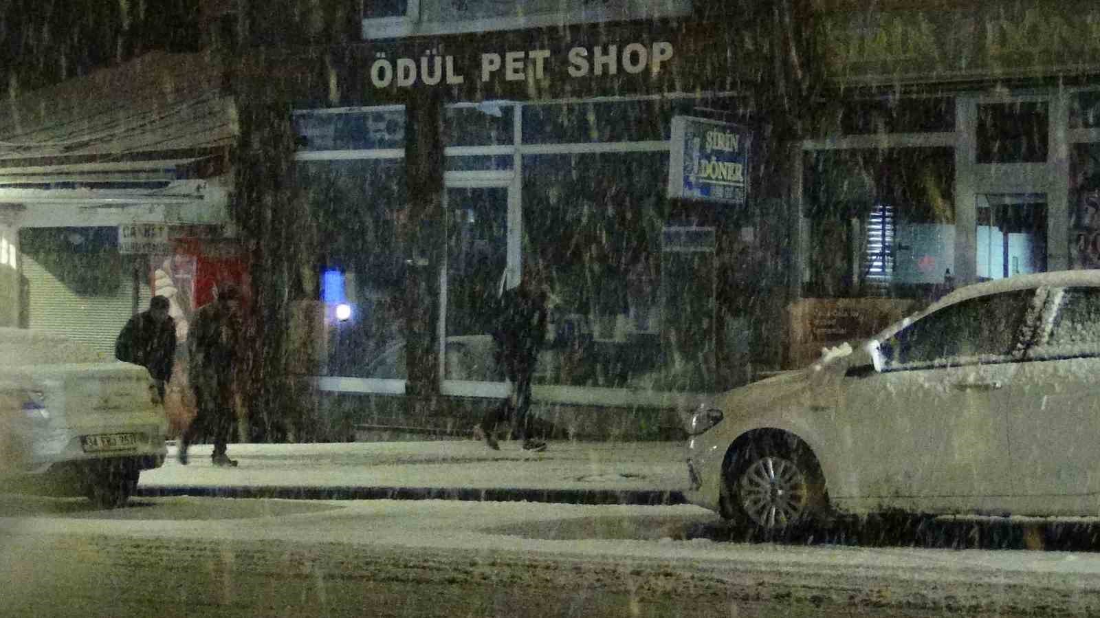 Kars’ta bahar yerini kışa bıraktı: Kar yağışı kenti beyaza bürüdü
