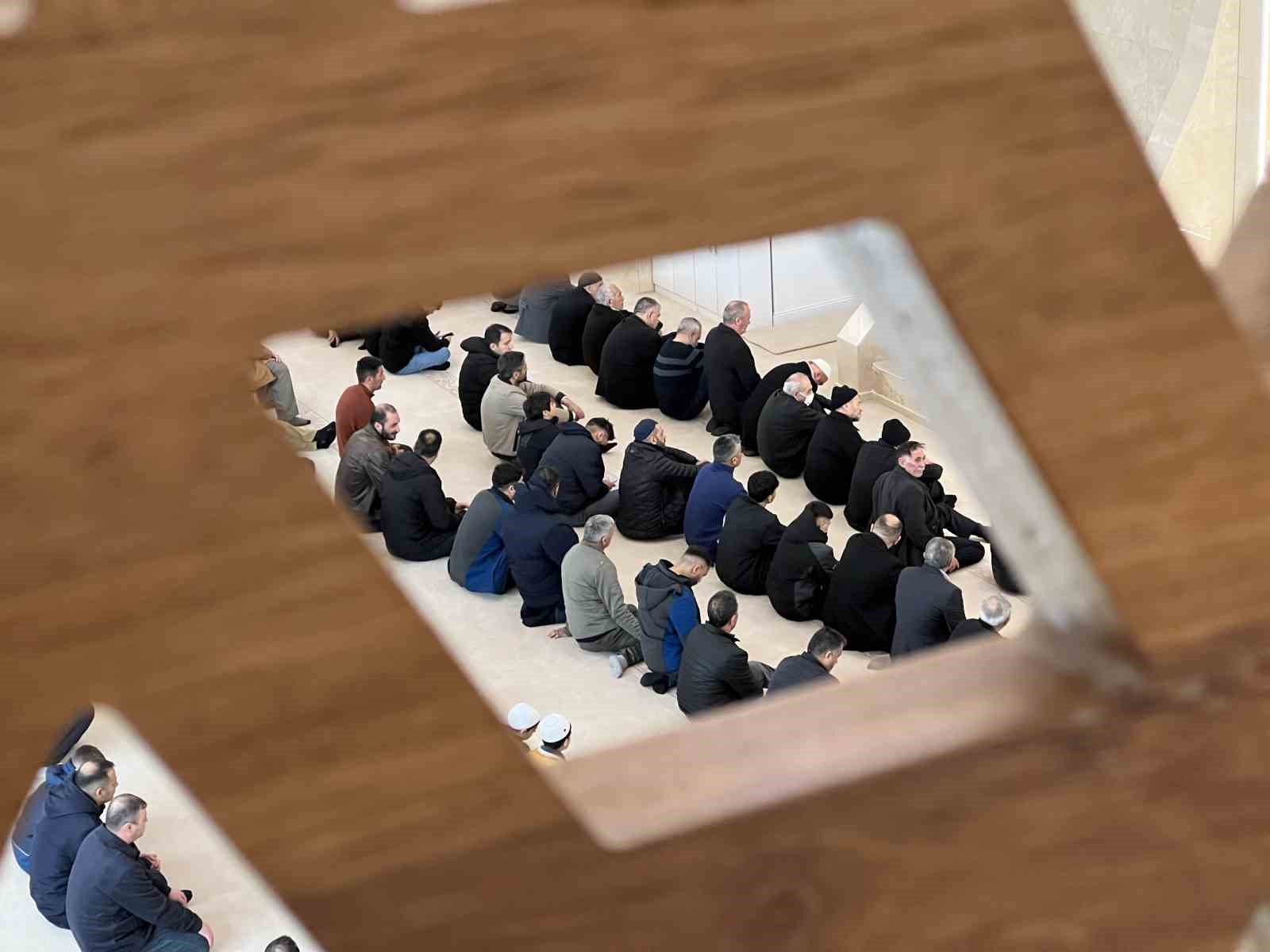 Kars’ta bayram namazında camiler doldu, taştı
