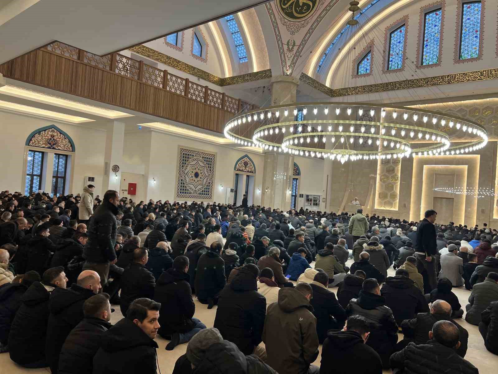 Kars’ta bayram namazında camiler doldu, taştı
