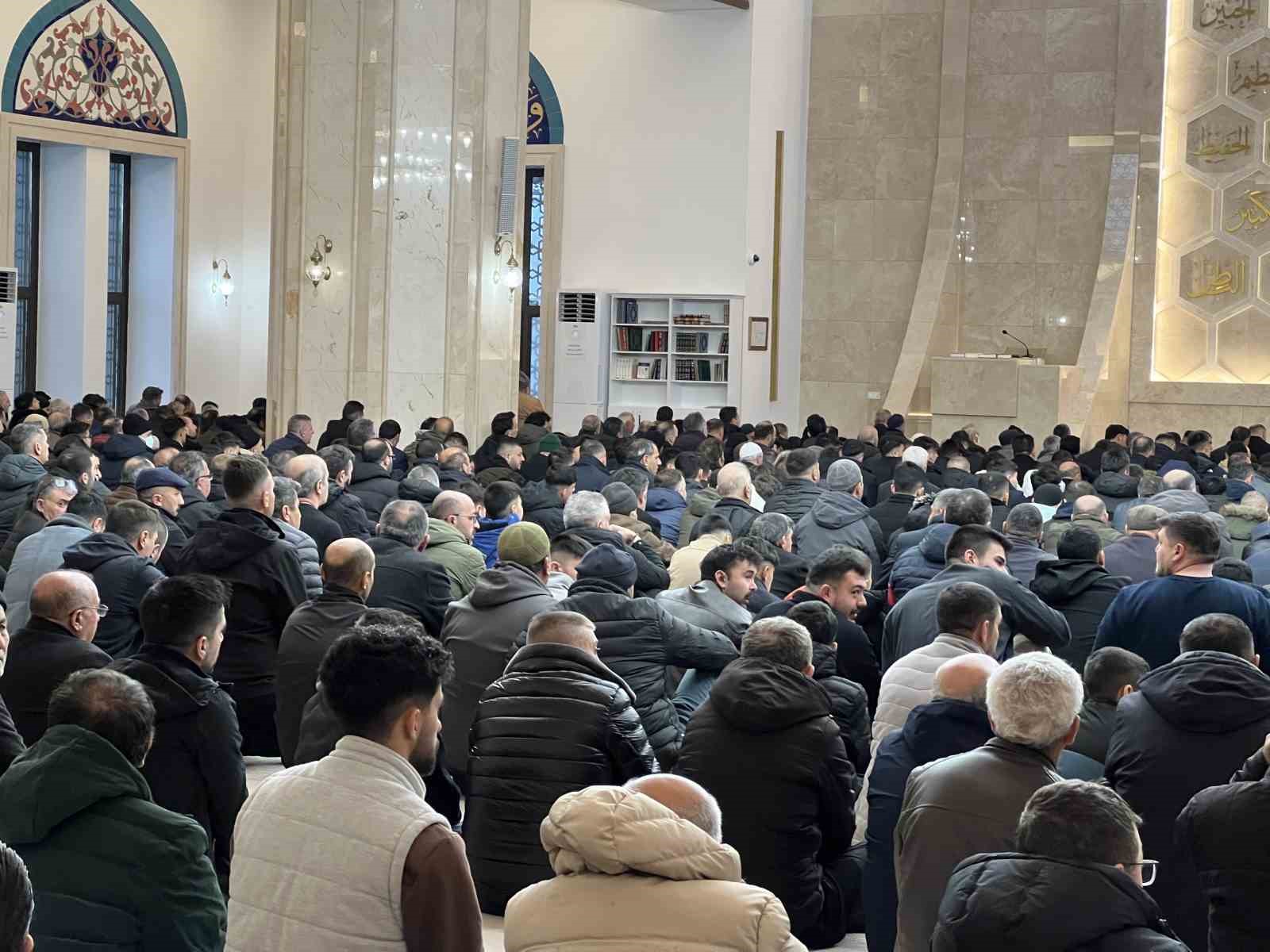 Kars’ta bayram namazında camiler doldu, taştı
