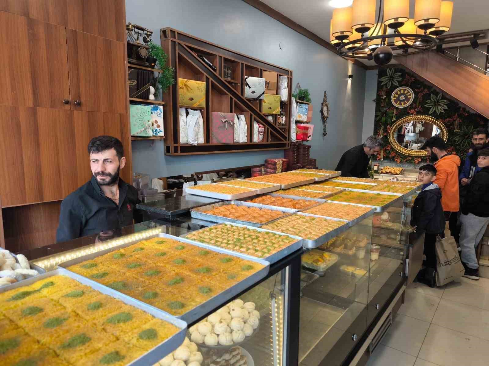 Kars’ta bayram öncesi tatlıcılar yoğun mesai yapıyor
