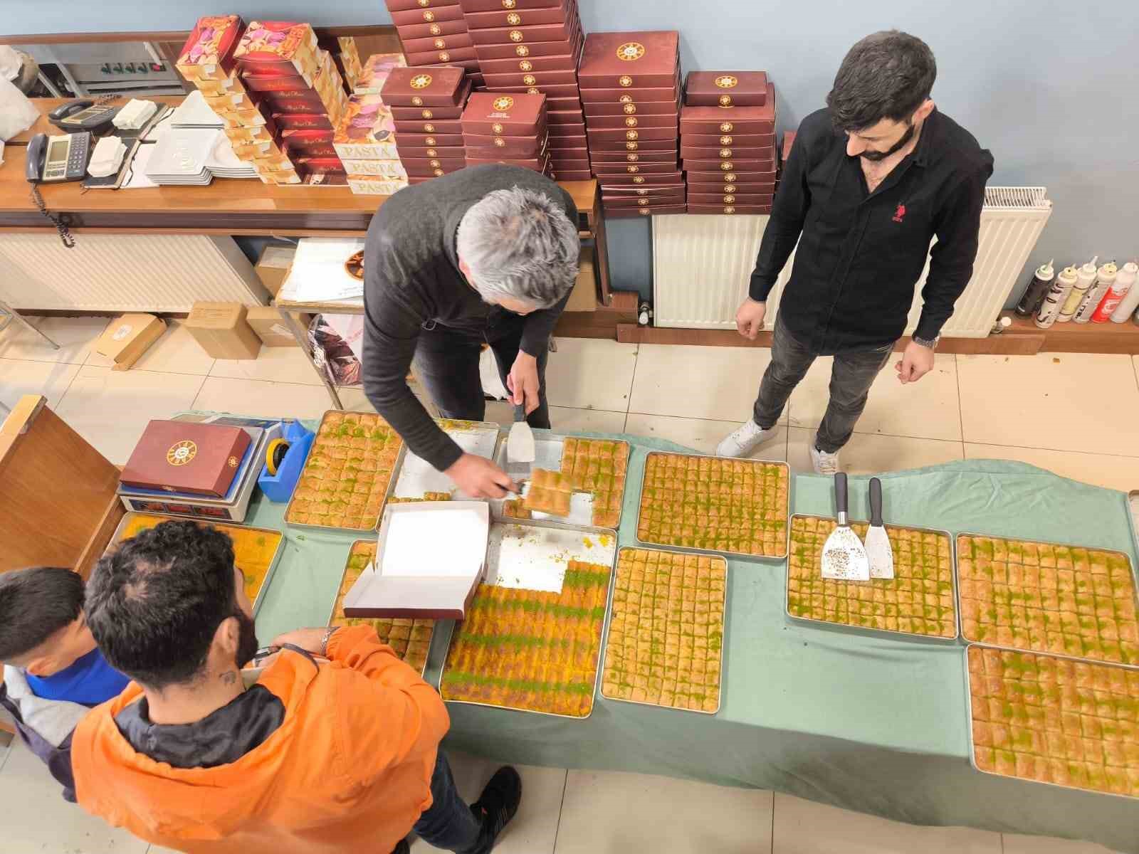 Kars’ta bayram öncesi tatlıcılar yoğun mesai yapıyor
