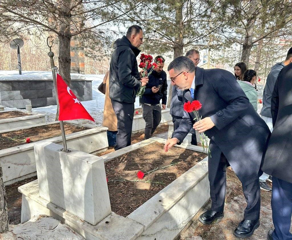Kars’ta bayramda şehitliğe anlamlı ziyaret
