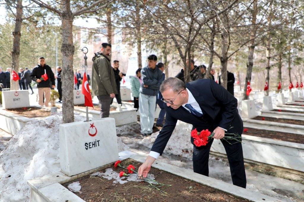 Kars’ta bayramda şehitliğe anlamlı ziyaret
