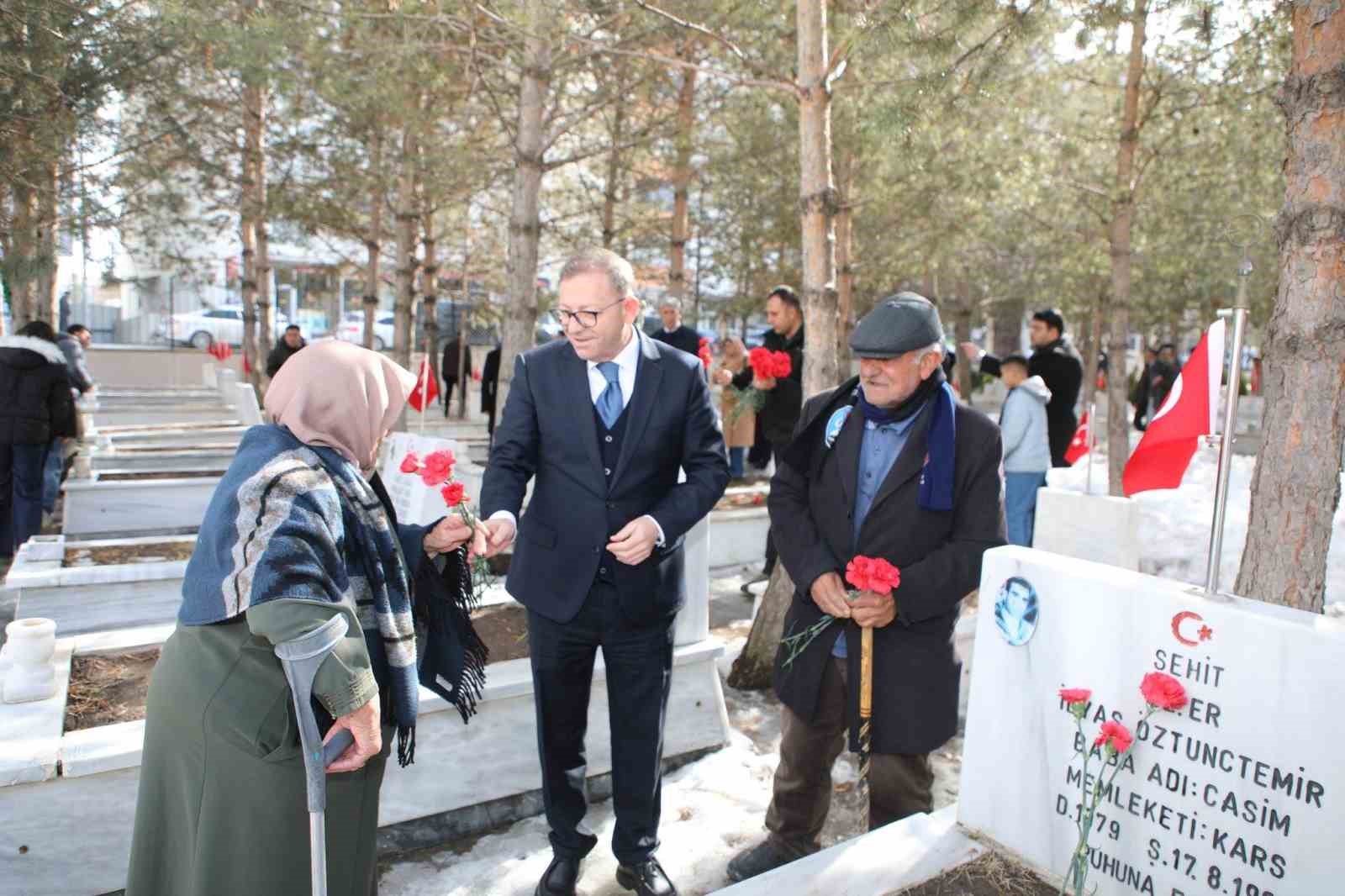 Kars’ta bayramda şehitliğe anlamlı ziyaret
