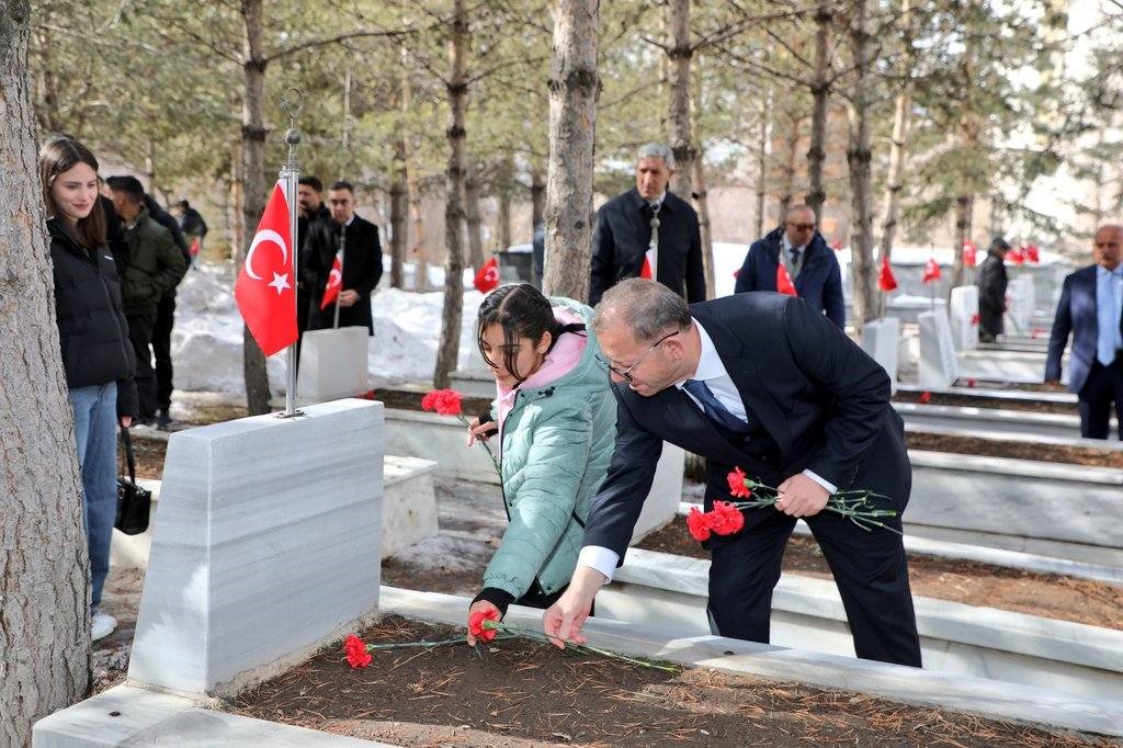 Kars’ta bayramda şehitliğe anlamlı ziyaret
