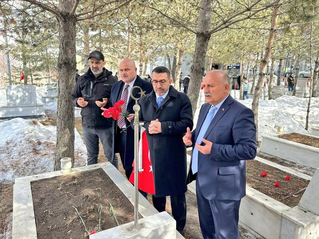 Kars’ta bayramda şehitliğe anlamlı ziyaret
