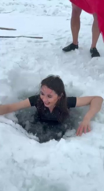 Kars’ta bir kadın Çıldır Gölü’nün buz gibi suyuna girdi
