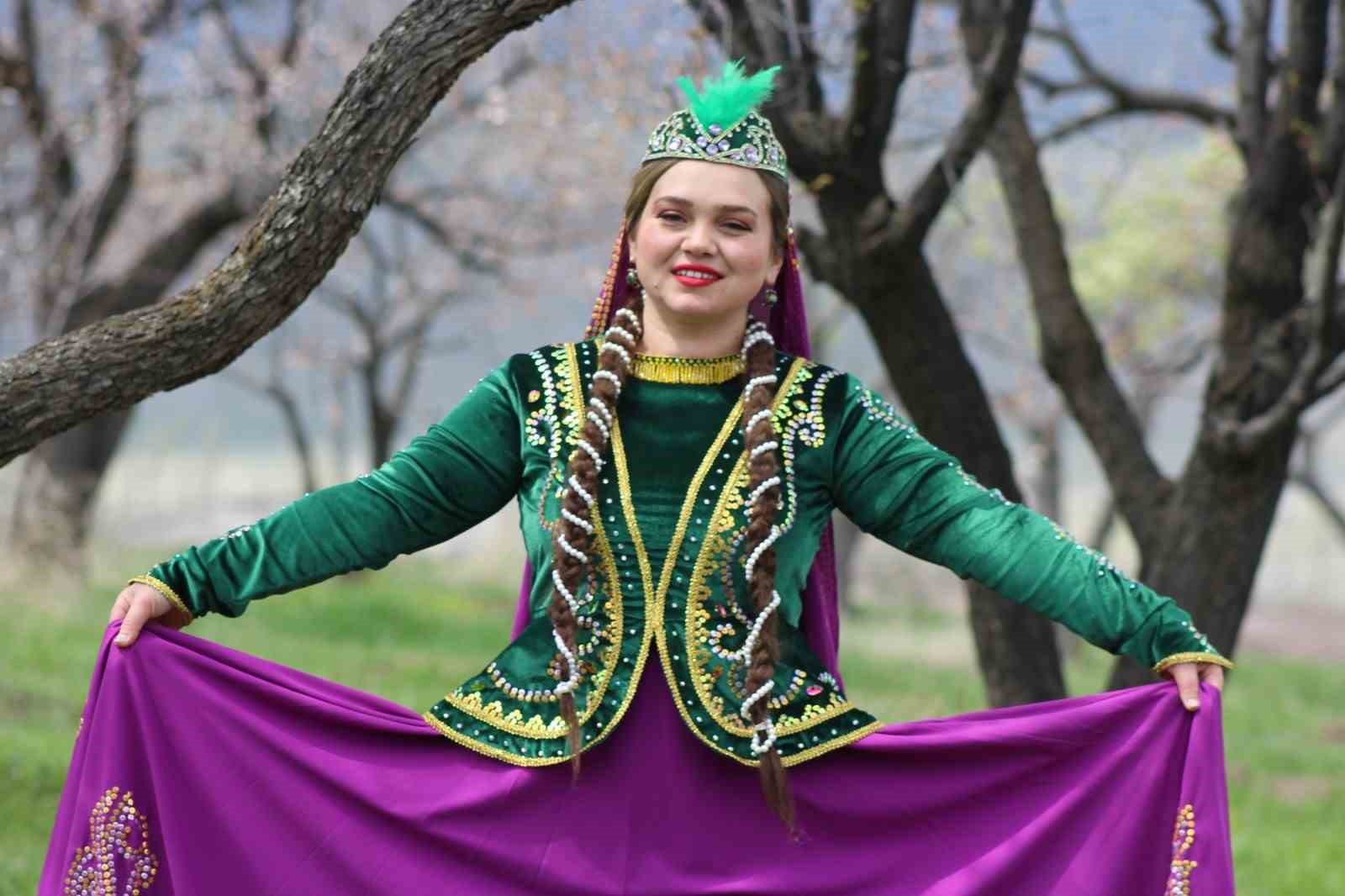 Kars’ta çiçek açan bağlarda Kafkas dansı görsel şölene dönüştü
