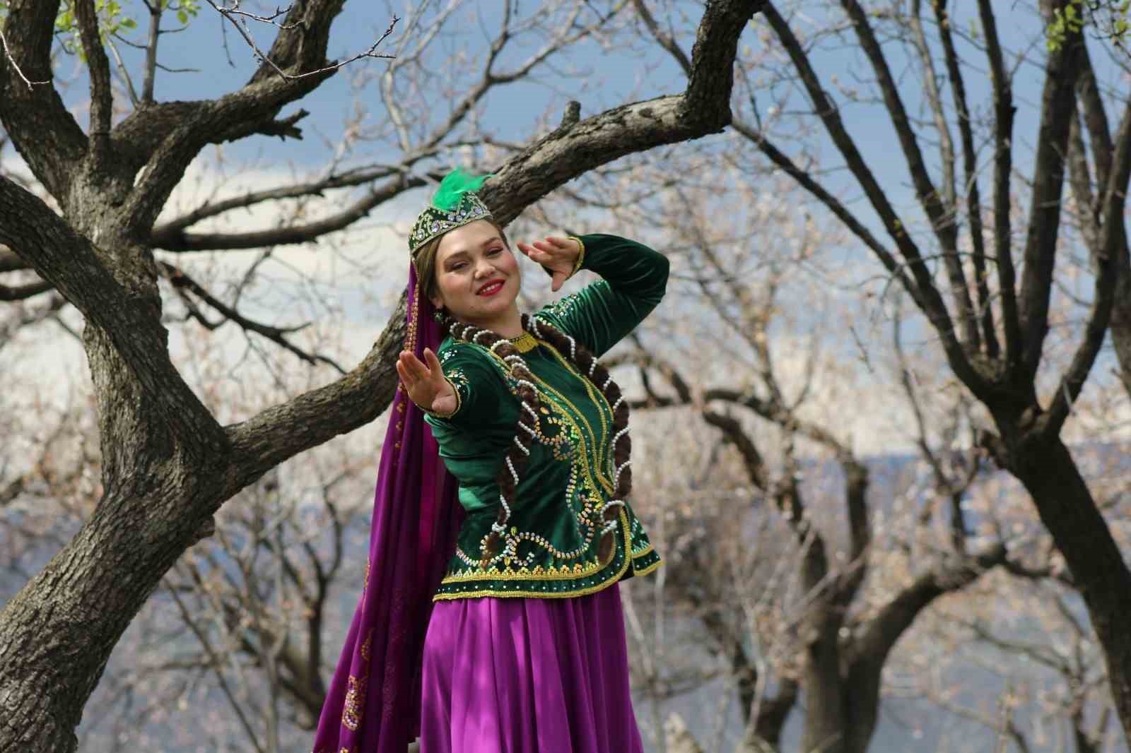 Kars’ta çiçek açan bağlarda Kafkas dansı görsel şölene dönüştü
