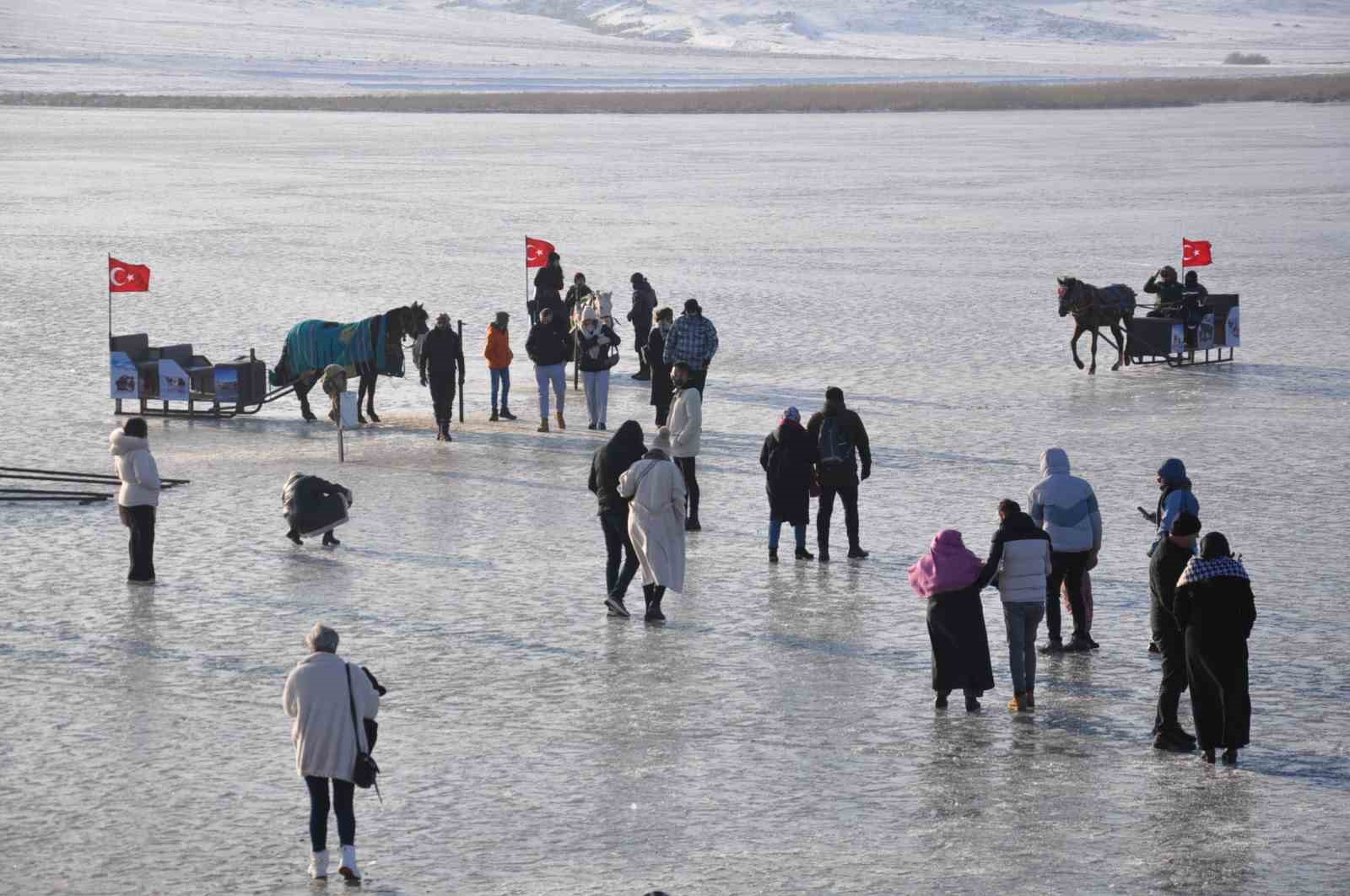 Kars’ta Çıldır Gölü Buz Şenliği heyecanı
Kars’ta Çıldır Gölü Buz Şenliği heyecanı