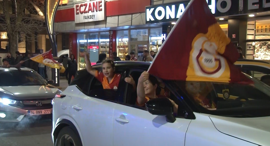 Kars’ta derbi zaferi coşkusu: Sarı-kırmızılılar sokaklara akın etti
