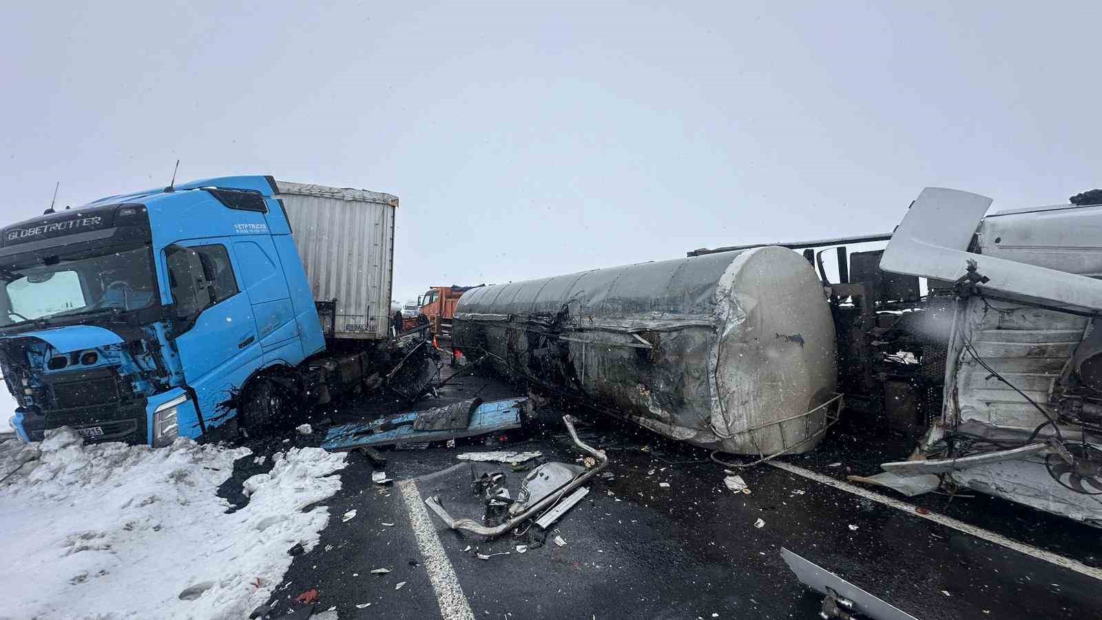 Kars’ta devrilen zift yüklü tankere tır çarptı: 2 yaralı
