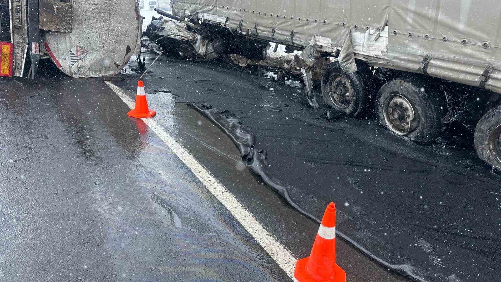 Kars’ta devrilen zift yüklü tankere tır çarptı: 2 yaralı
