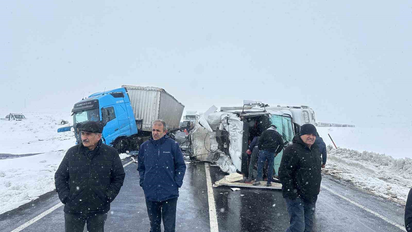 Kars’ta devrilen zift yüklü tankere tır çarptı: 2 yaralı

