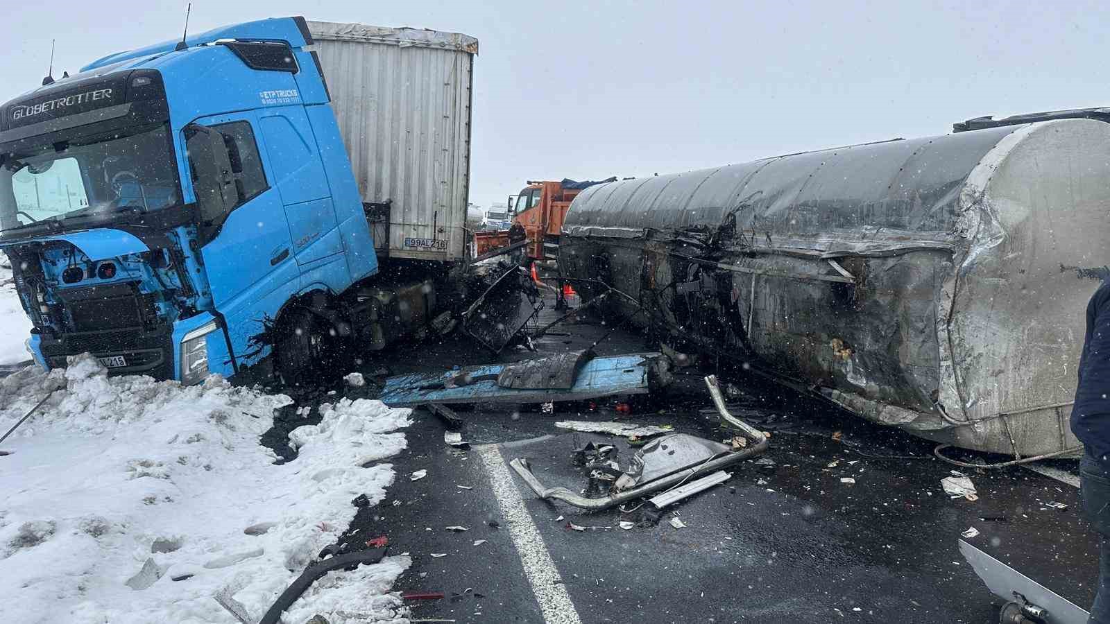 Kars’ta devrilen zift yüklü tankere tır çarptı: 2 yaralı
