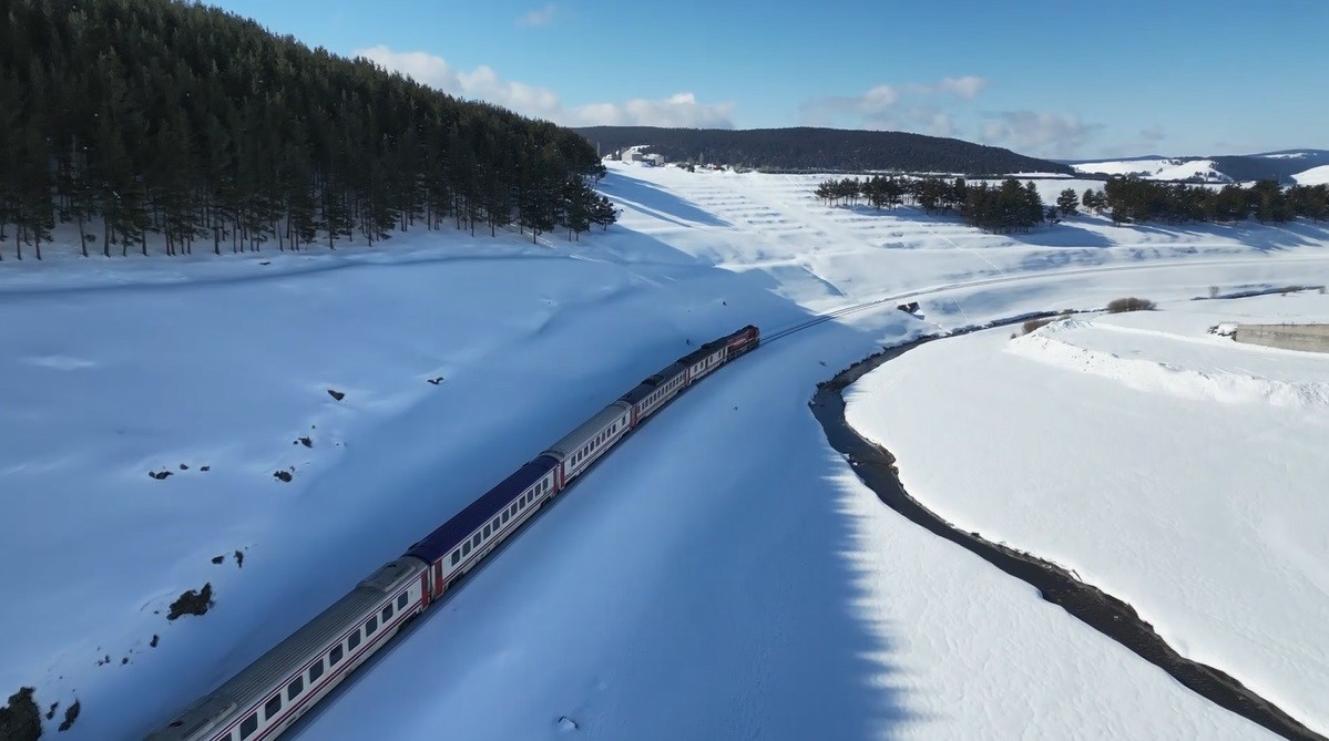 Kars’ta Doğu Ekspresi’ne yoğun ilgi: Vatandaşlar bayram tatili için masalsı yolculuğu tercih ediyor
